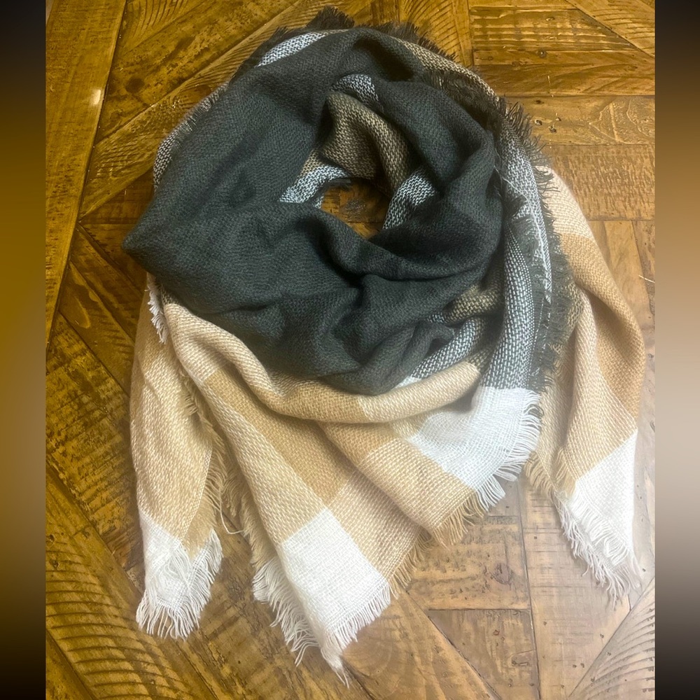 Women’s Triangle Scarf